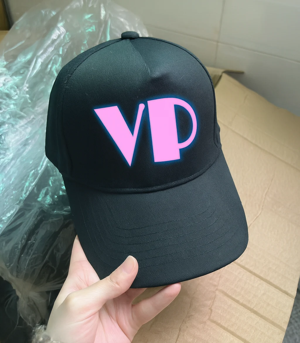 Musta lippis VP-logolla